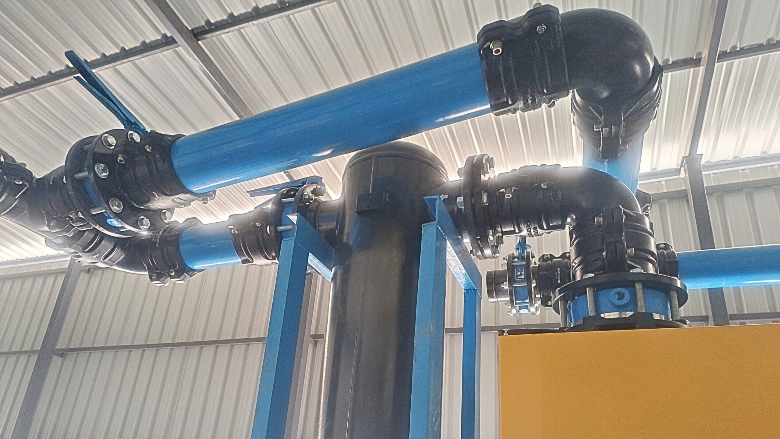 Luthra Pneumsys aluminium compressed air piping system delivering clean dry air to pharmaceutical cleanroom